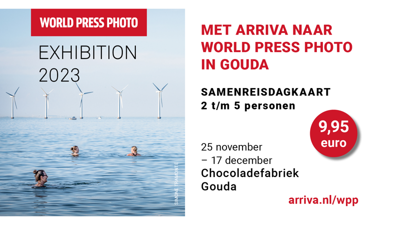 Advertentie voor de samenreisdagkaart van Arriva waarmee je voor 9,95 euro per persoon (2 t/m 5 personen) naar World Press Photo 2023 kunt reizen. Op arriva.nl/wpp is meer informatie te vinden.