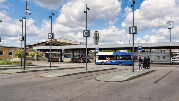 Een blauwwitte bus van Arriva staat aan de bushalte bij station Venlo.