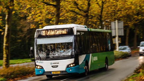 Bus van Arriva met op de lijnfilm '20 Leiden Centraal' rijdt over straat.