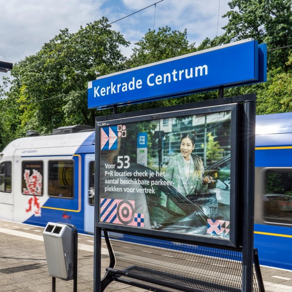Trein rijdt weg bij perron van station Kerkrade Centrum.
